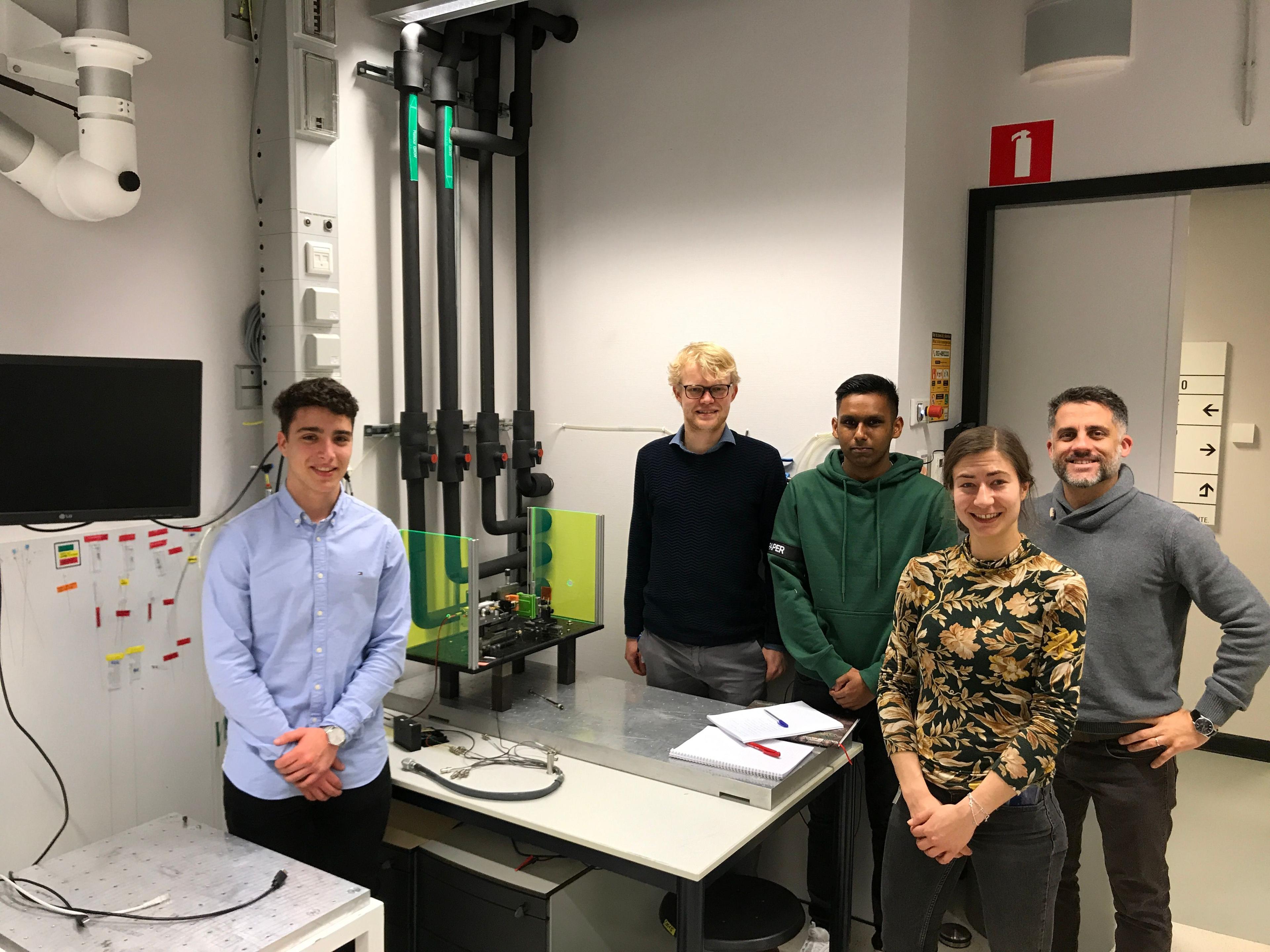 Ingeniero cubano David Fernández con un grupo de estudiantes en laboratorio científico en Holanda.