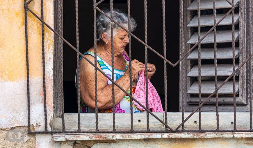 Una señora abstraída del mundo.