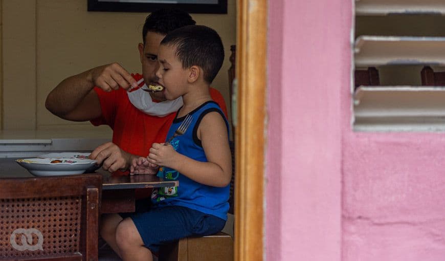 Una pequeña familia reunida a la hora del almuerzo, entre edificios multifamiliares del reparto Camacho, en Santa Clara.