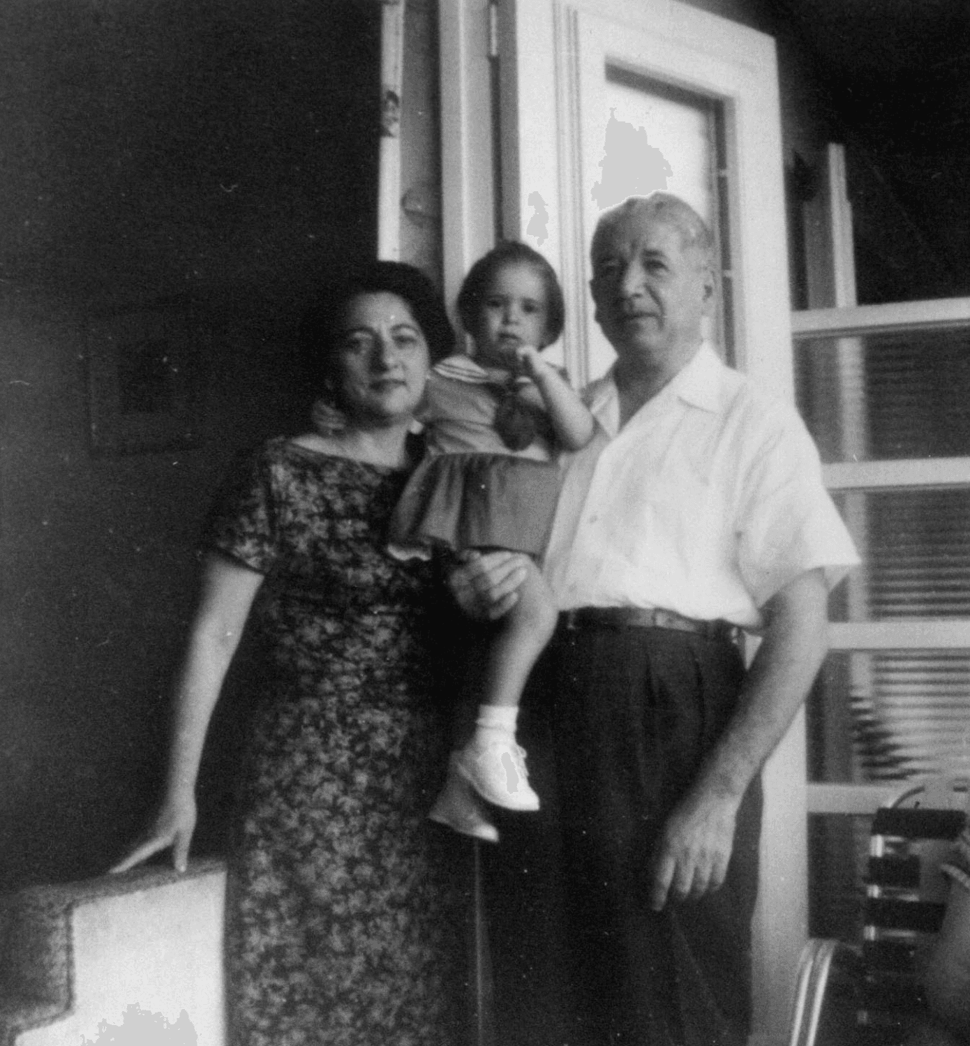 Ruthie con sus abuelos maternos antes de emigrar de Cuba. Foto: Cortesía de Ruth Behar.