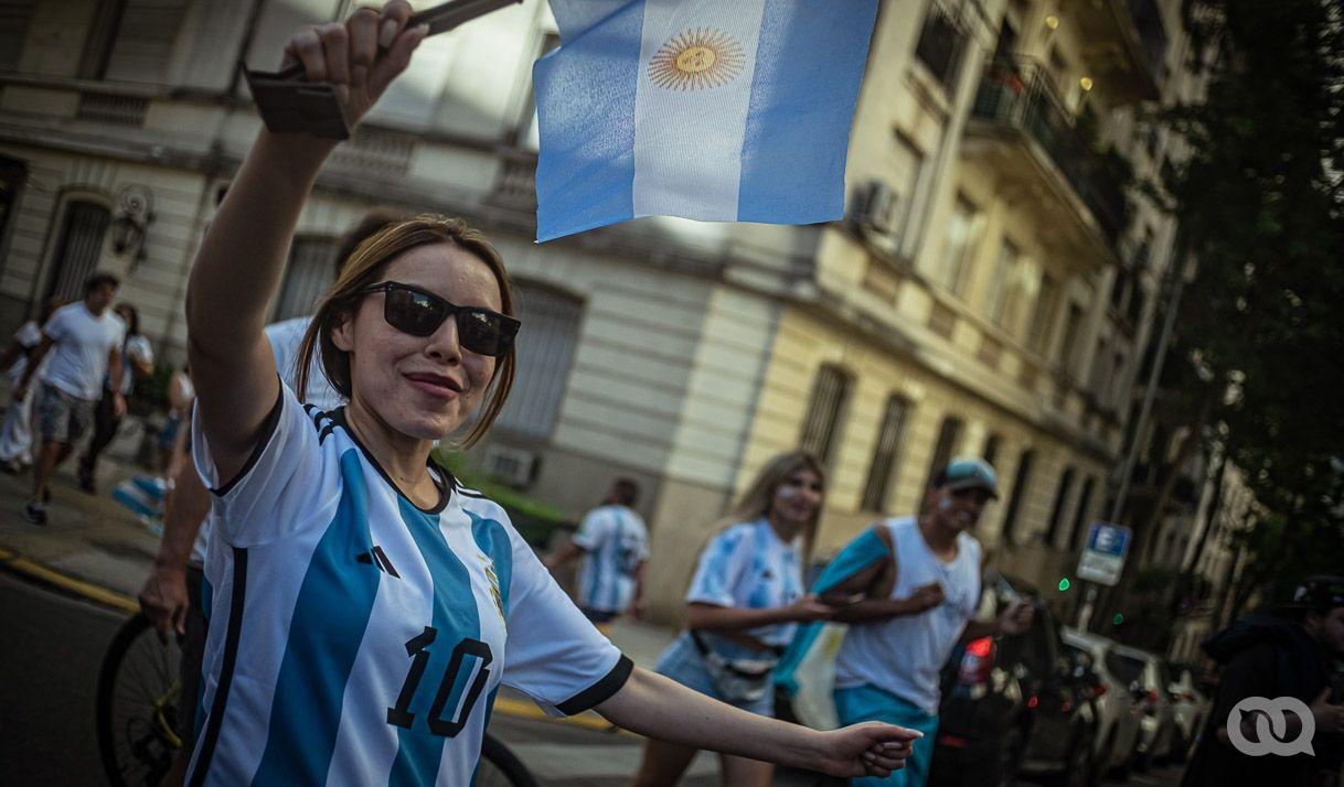 bandera Argentina mujer