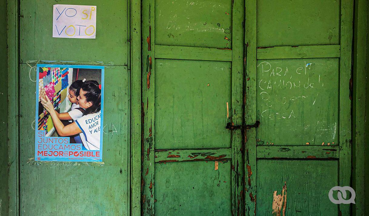 puerta, cartel