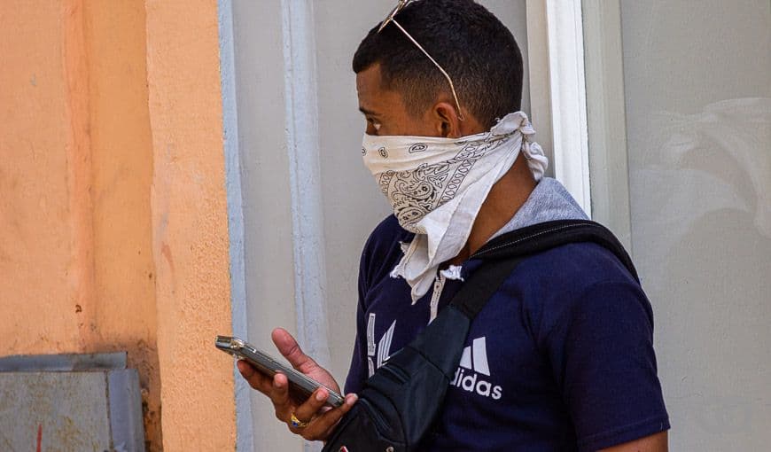 Las mascarillas menos eficaces frente a los virus son las confeccionadas con bufandas, camisetas de algodón, tejido de seda y funda de almohadas, según un estudio publicado por la Universidad de Cambridge en 2013. Foto: Sadiel Mederos.