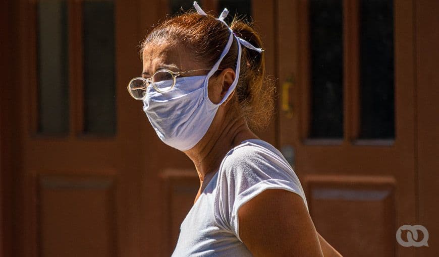 En Cuba, muchas personas han confeccionado nasobucos o mascarillas de tela para su familia y también para donar. Foto: Sadiel Mederos