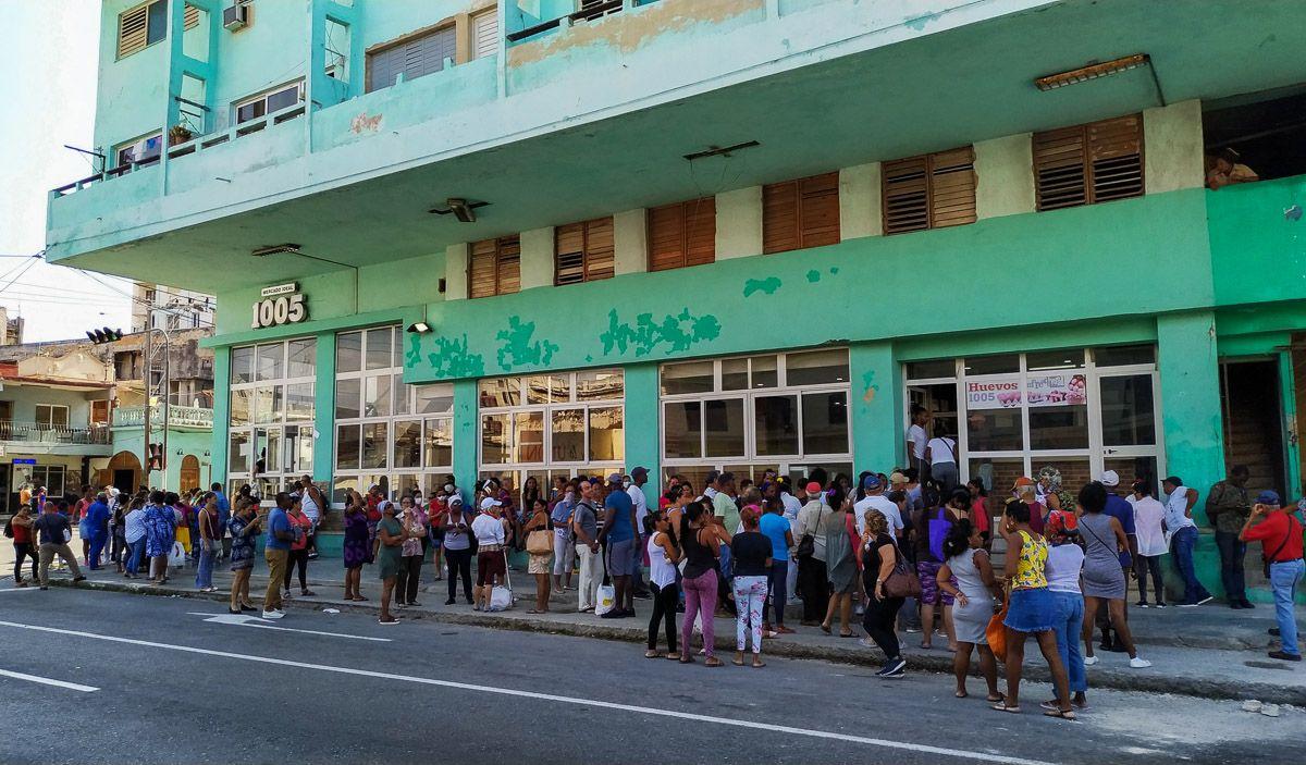 En las cadenas de tiendas y otros establecimientos se producen aglomeraciones de personas que esperan durante horas para poder comprar productos alimenticios y de higiene, principalmente. Foto: Sadiel Mederos.
