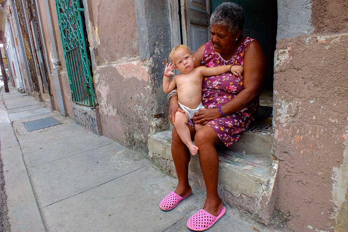 En la canasta familiar normada se mantienen los precios subsidiados de alimentos para niños (Foto: Sadiel Mederos).