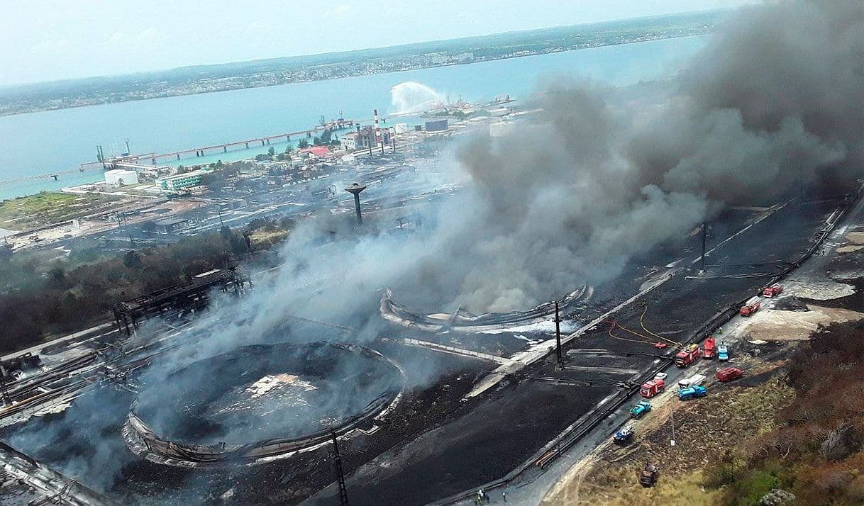 Matanzas Supertanker-Basis nach dem Brand | Bildquelle: https://eltoque.com/el-accidente-industrial-mas-grande-de-cuba-incendio-en-la-base-de-supertanqueros-de-matanzas © | Bilder sind in der Regel urheberrechtlich geschützt