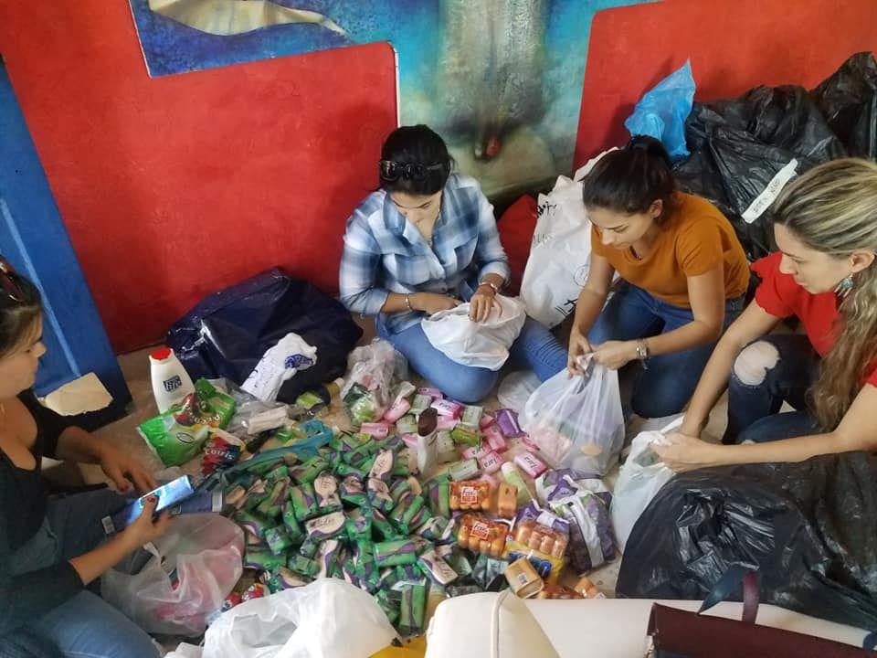 A la entrega de la ayuda, le antecede un proceso de clasificación de las donaciones y organización para que muchas personas puedan ser beneficiadas. Foto: Tomada del perfil de Sandra García. 