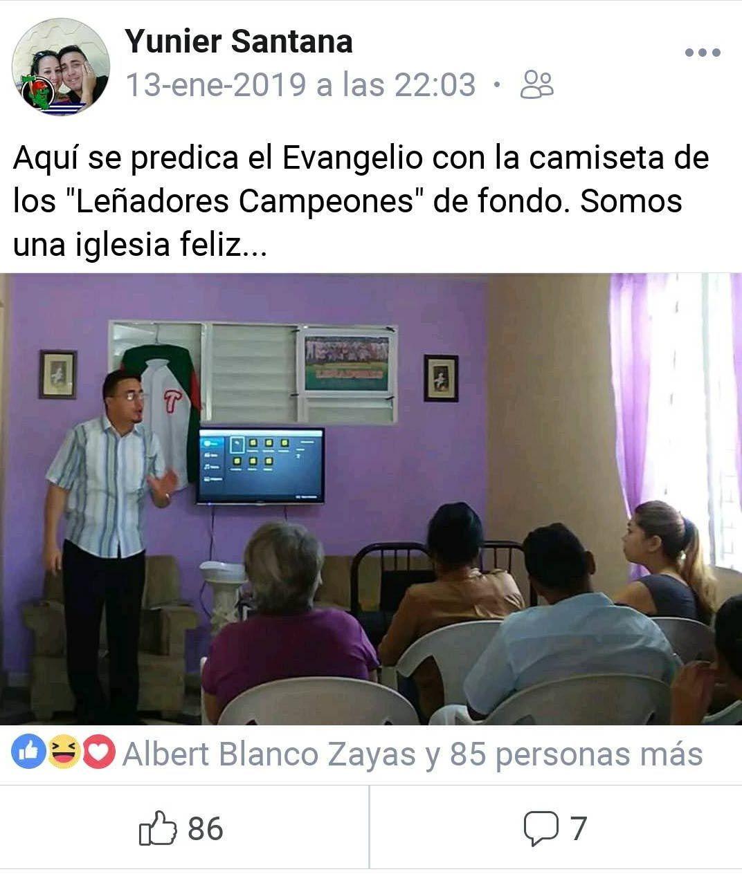 Celebración de una reunión de fieles con la bandera de LOs Leñadores de fondo. Captura de pantalla del perfil de Facebook del pastor Yusnier Santana