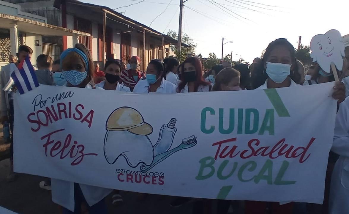 Desfile primero de mayo 18 Cruces.jpg