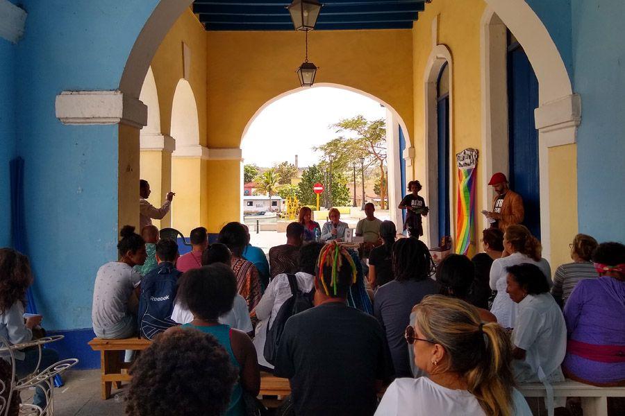 Presentación de dos libros en el programa de la tarde del taller, en un portal en la Plaza Vigía, en Matanzas. Foto: Archivo IPS Cuba