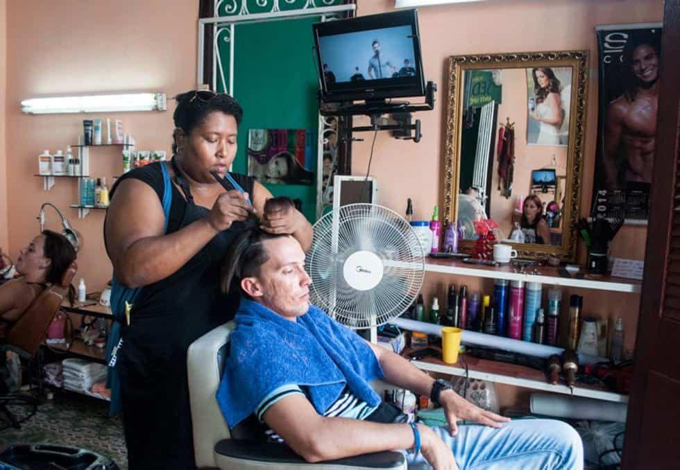 Kety-la-peluquera-con-un-cliente.jpg