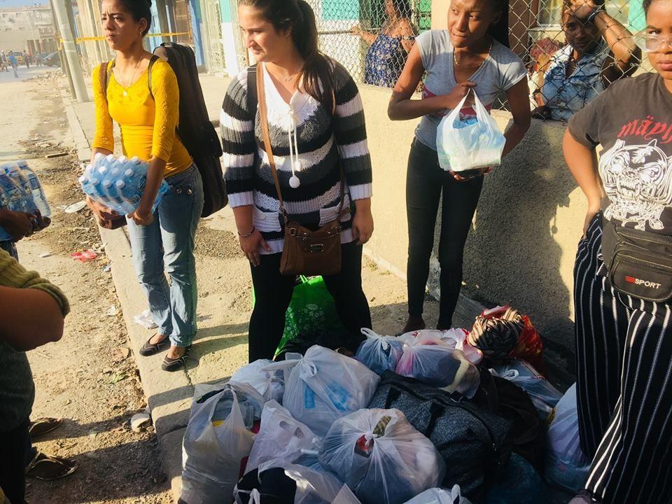Miembros de la Orquesta Sinfónica Nacional llegaron hasta las zonas afectadas con donativos. Foto: Tomada del perfil de Alejandro Palmarola. 