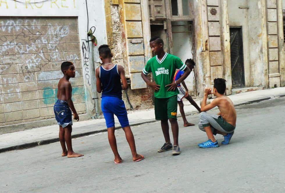 Ninos-jugando-futbol-callejero-centro-habana.jpg