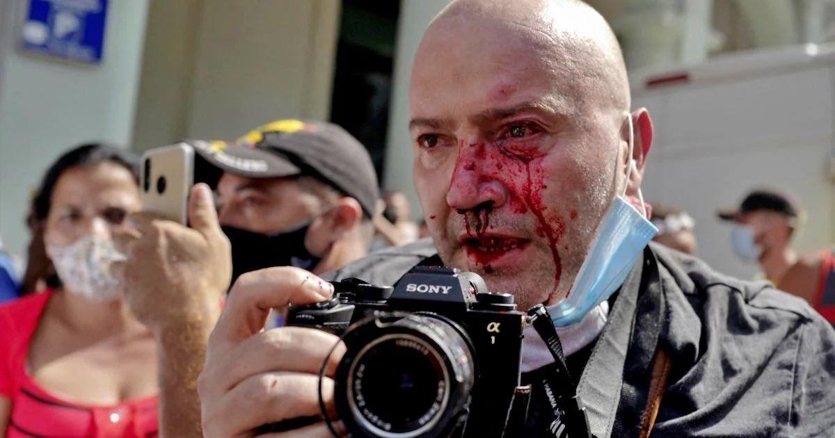 El fotógrafo de la agencia AP Ramón Espinosa mientras cubría una manifestación en La Habana. Foto: Adalberto Rorque / AFP.