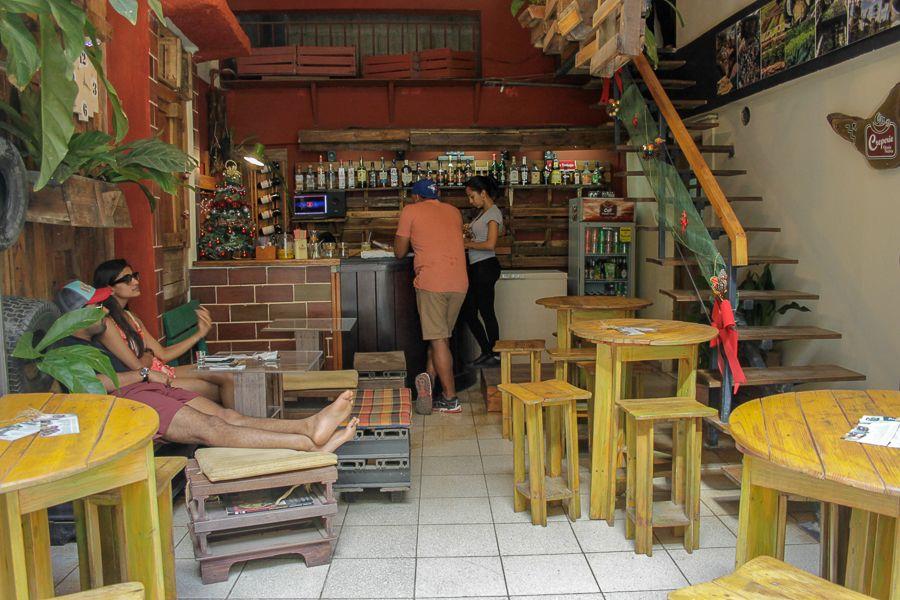 El espacio abrió y amplió su bar recientemente con múltiples ofertas gastronómicas para los viandantes foráneos y los locales. Foto: Alba León Infante. 