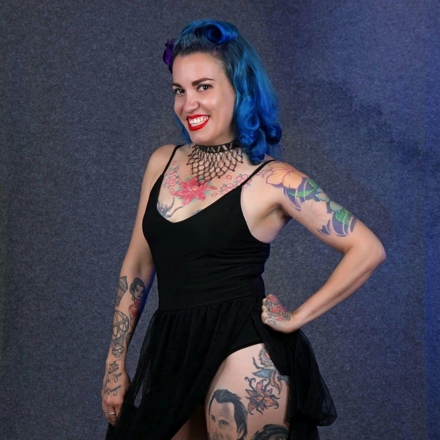 Mujer tatuadora, tatuajes, pelo azul, vestido negro. Yenisley Castellanos. Foto: Cortesía de la entrevistada.