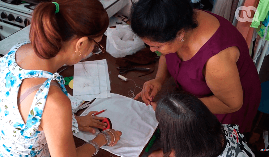 Costureras lideran un atelier con compromiso social