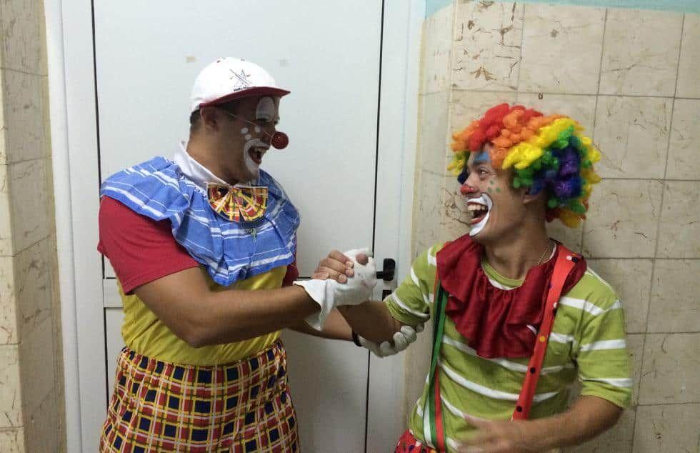 dos-payasos-se-saludan-y-rien-en-Cuba-hospital-salud.jpg