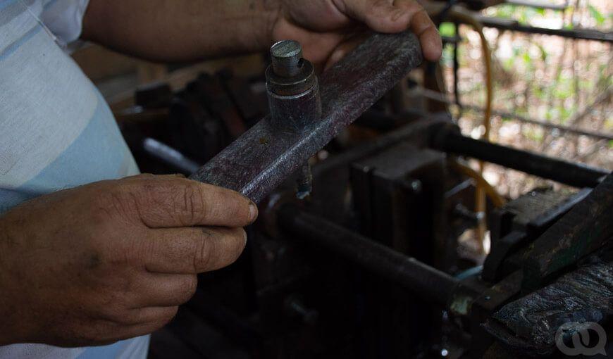 Una traviesa o base de escoba puede ser lijada para darle un mejor acabado. Los productores tratan de darle el mayor sello de distinción posible a través de distintos colores, marcas y texturas. Foto. Sadiel Mederos Bermúdez