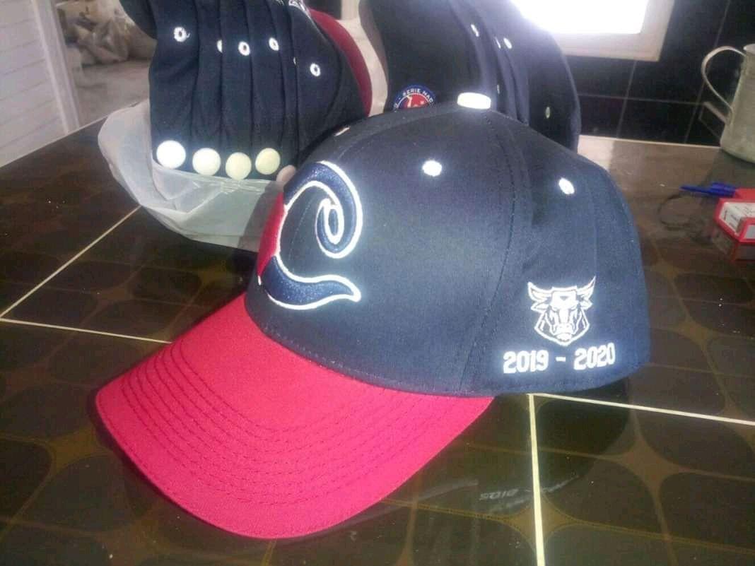 Gorras compradas por Juancho en el sitio de comercio electrónico Alibaba para peloteros y aficionados del equipo Camagüey