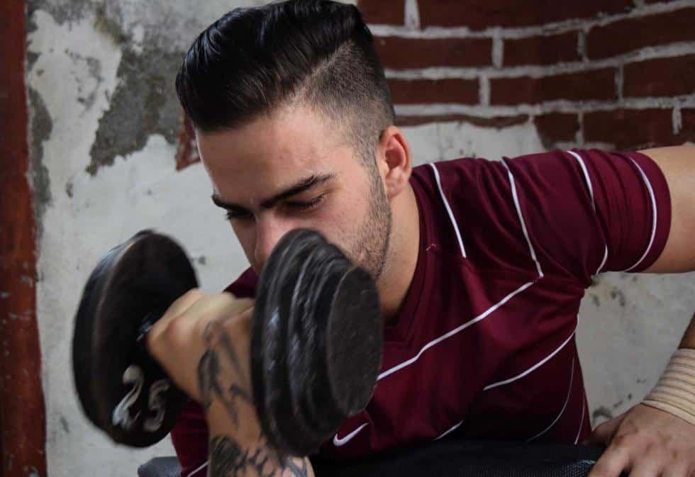 hombre-en-gimnasio-joven-en-gimnasio.jpg
