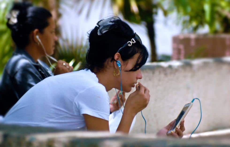 joven-en-zona-wifi-dee-cuba.jpg