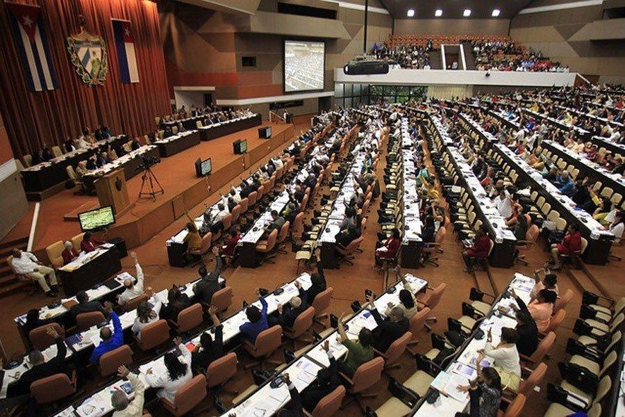 Diputados participan en la sesión de clausura de la IX legislatura de La Asamblea Nacional del Poder Popular (parlamento), en la que votaron el texto final de la nueva Constitución de Cuba, en diciembre de 2018. La nueva ley fundamental entró en vigor en abril de este año. Foto: Jorge Luis Baños/ IPS