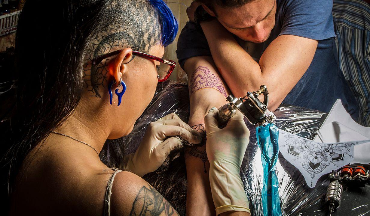 Se hace arte en Zenit Tatoo. Foto: Alejandro Trujillo Valdés