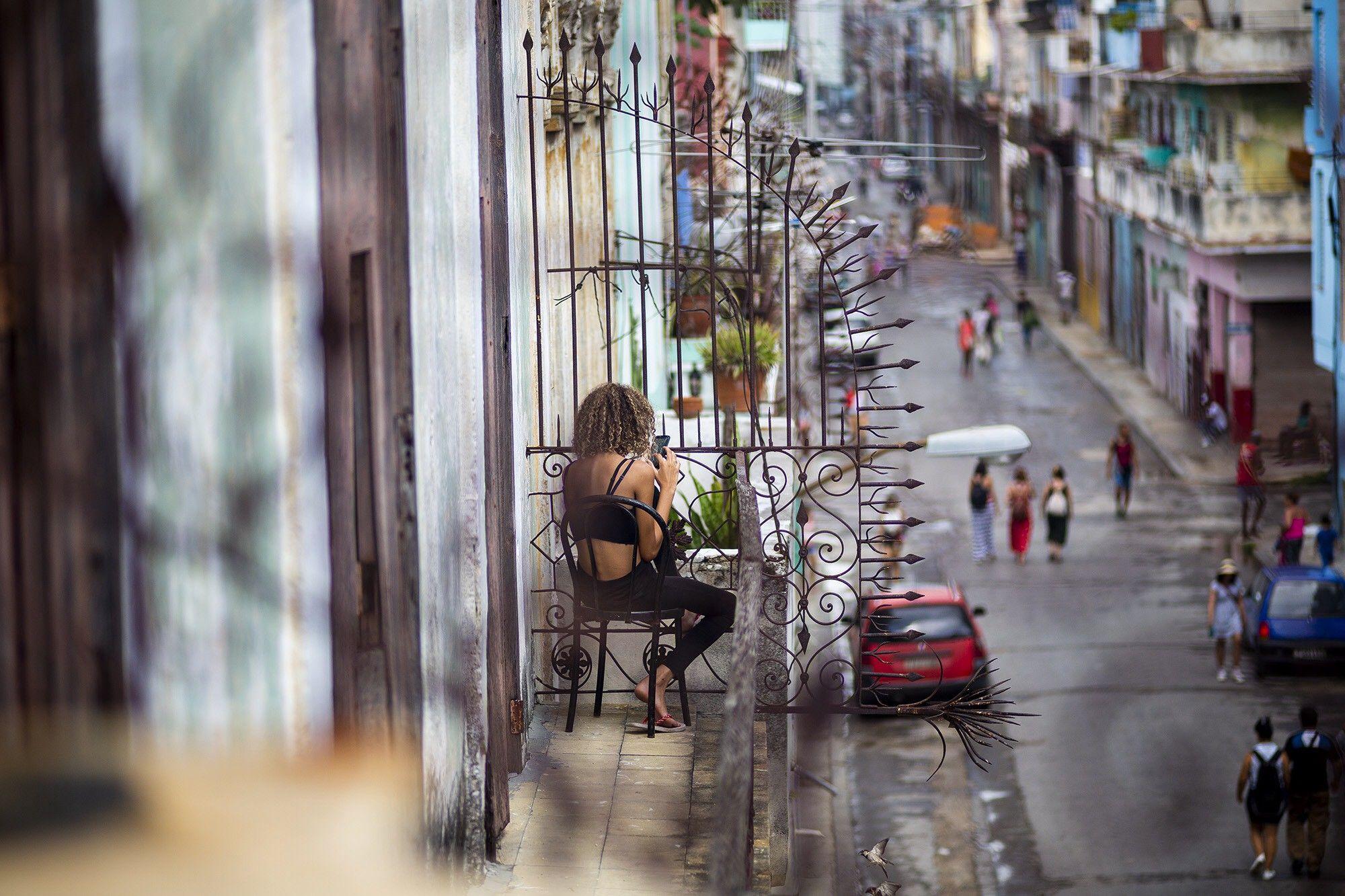 Conectarse a la 4G LTE permite entender Internet como nunca antes en Cuba. Hoy sólo está disponible para una minoría. Fotos: Fernando Medina/Fonoma