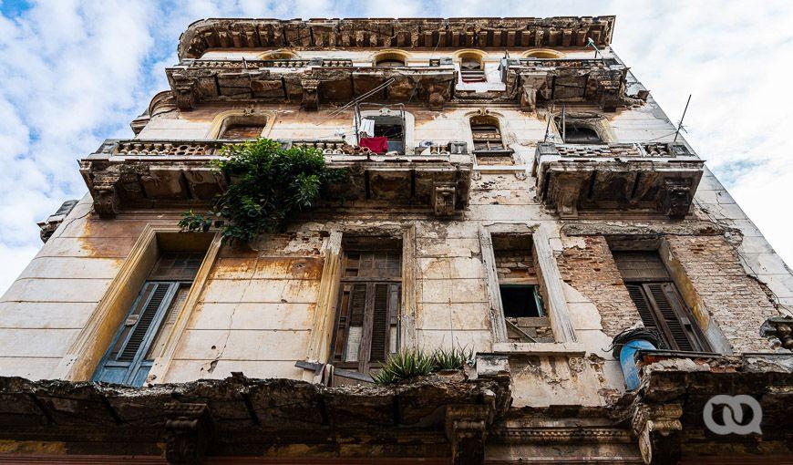 Edificio, Habana, Cuba, ruinas, estática milagrosa, pobreza. Foto: Ernesto Verdecia.