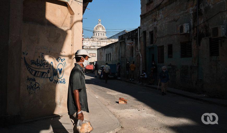 Hombre camina por La Habana, ciudad, Cuba, alimentación, Capitolio.