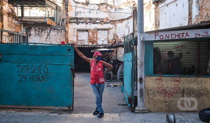 Parqueo, parqueador en Cuba, bicitaxi, cuentapropismo, pandemia en La Habana. Foto: Natalia Favre.