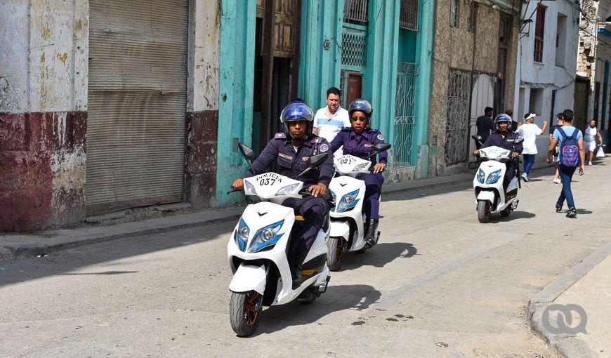 Policía en Cuba, La Habana, represión. Foto: Yandry Fernández.