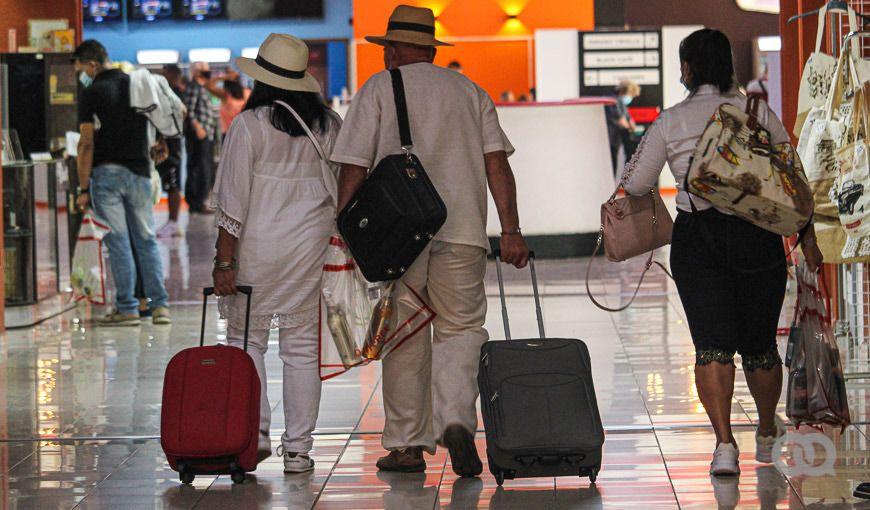 cubanos en el aeropuerto José Martí