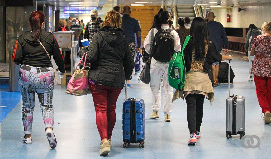 Viajeros con maletas en un aeropuerto cubano