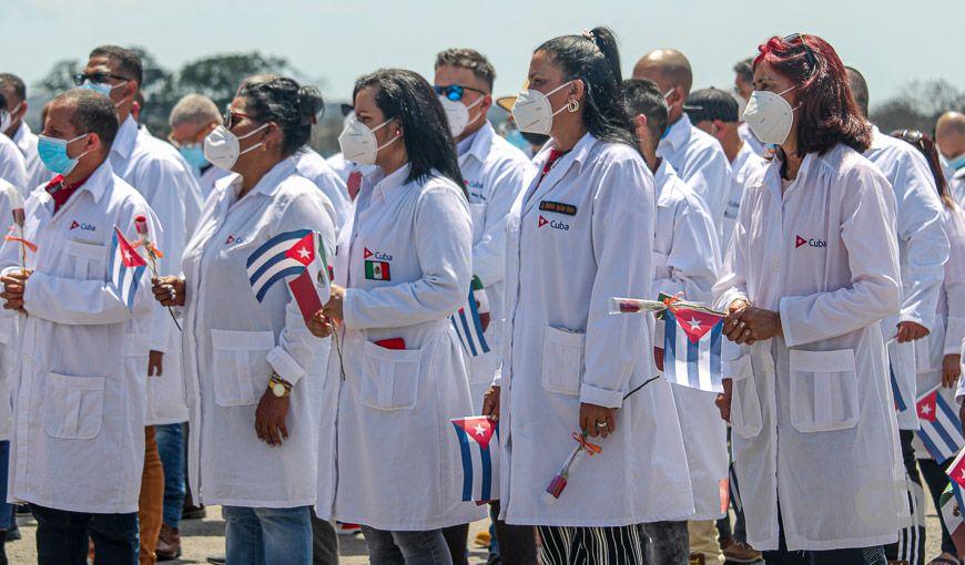 médicos cubanos con banderas