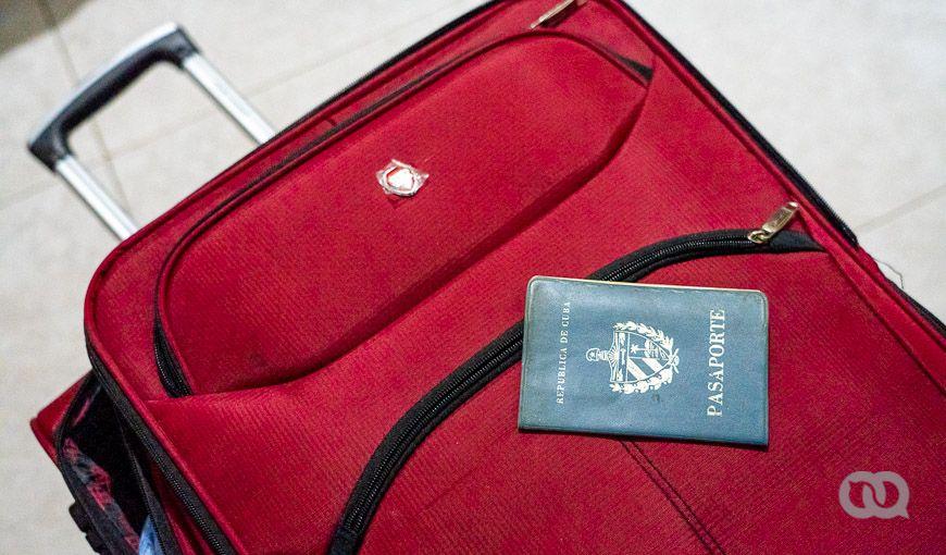 Cubanos emigrantes, pasaporte, aeropuerto, equipaje