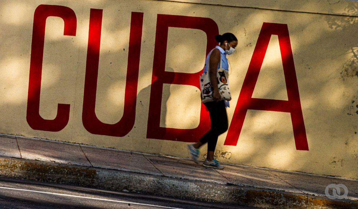 mujer camina sola en La Habana