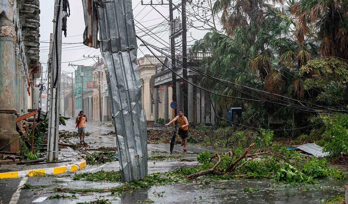 huracán ian, Pinar del Río, calle, árboles caídos, lluvia, personas, desastres naturales