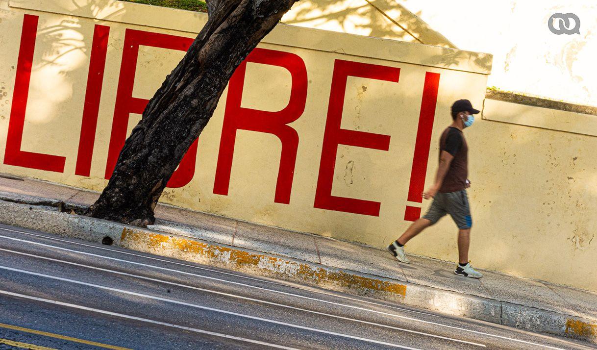 calle, hombre caminando, libre, cartel