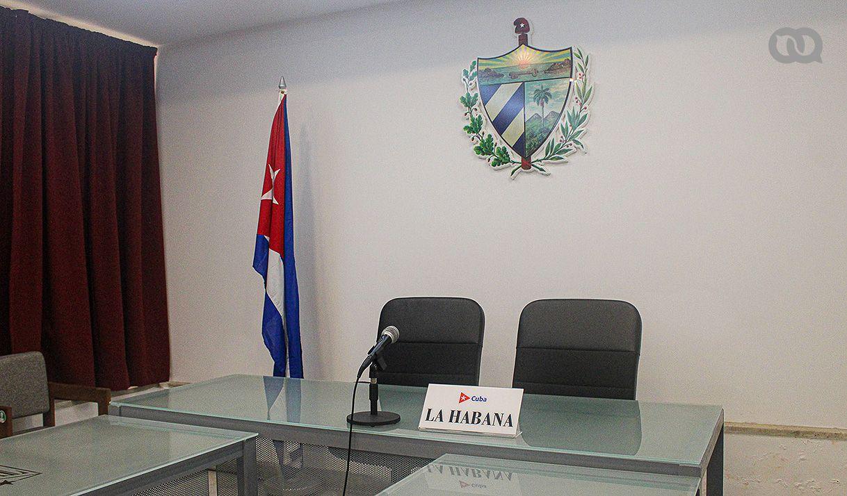 escudo cubano, sillas, bandera cubana, mesa, pared, cortina