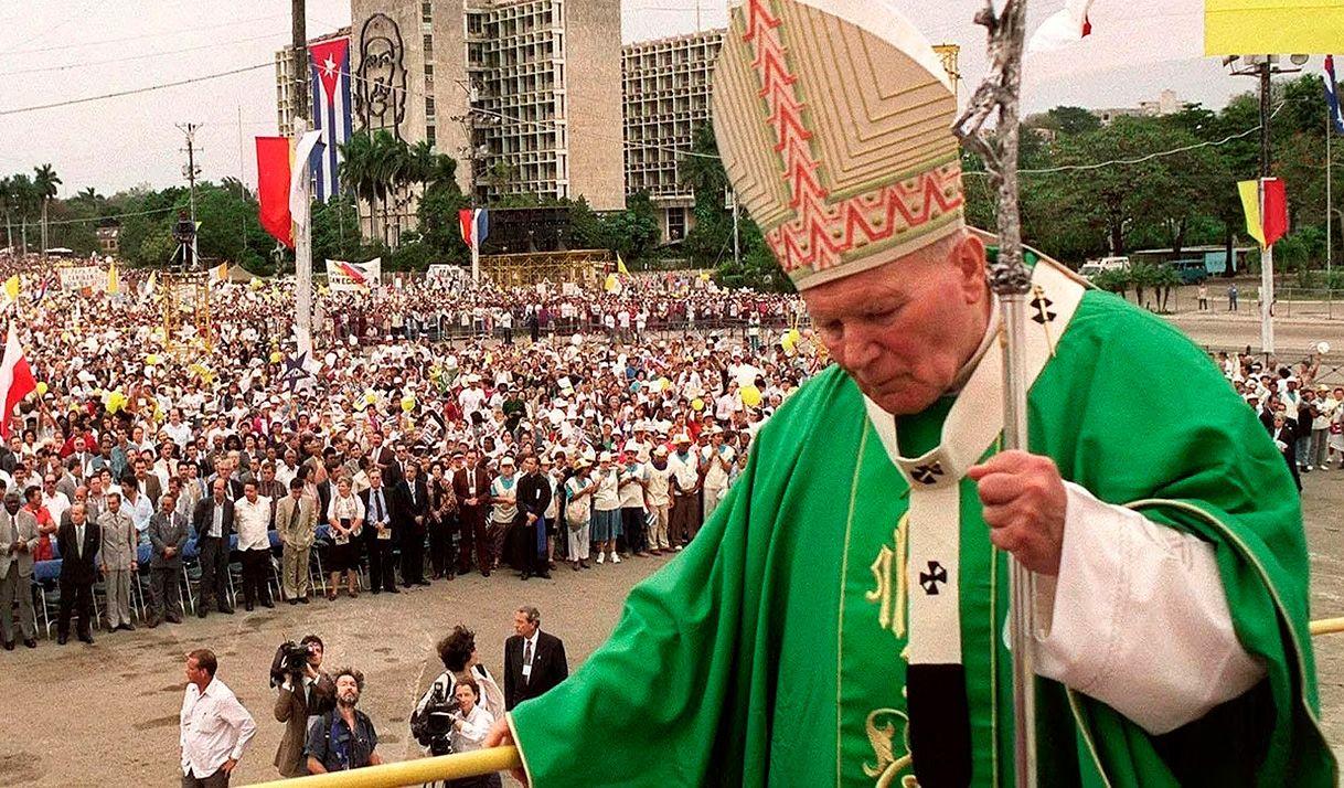 Juan pablo II, papa, multitud, plaza, crucifijo, misa, bandera