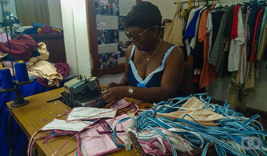 Caridad Limonta Ewen confecciona nasobucos desde hace varios días junto a las costurareas de Procle, su emprendimiento de confecciones textiles. Foto: Sadiel Mederos.