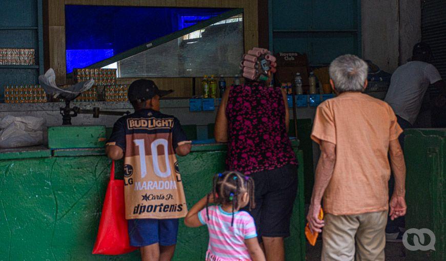 Cubanos compran su cuota de alimentos y productos básicos en la bodega. Foto: Sadiel Mederos.