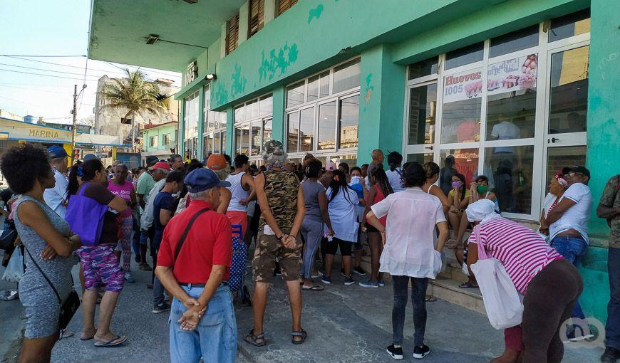 Fila o cola para comprar huevos en Centro Habana. Foto: Sadiel Mederos.