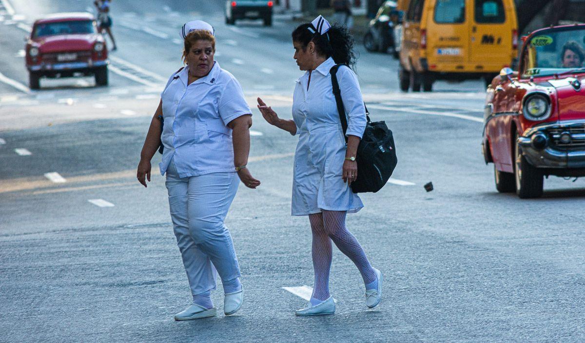 Dos enfermeras conversan en la calle. Foto: Sadiel Mederos (Periodismo de Barrio-elTOQUE)