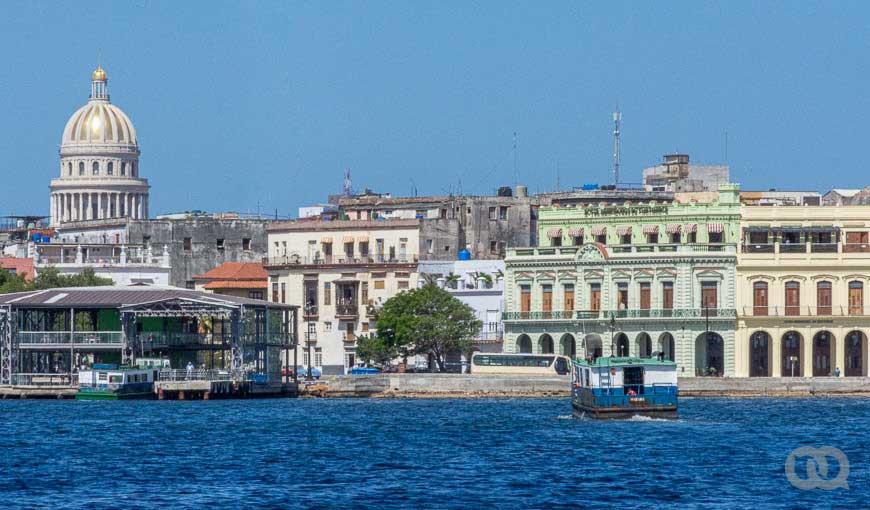 Vista de la bahía de La Habana desde Regla. Se observan varias propiedades nacionalizadas por la revolución a partir de 1959. Foto: Sadiel Mederos.