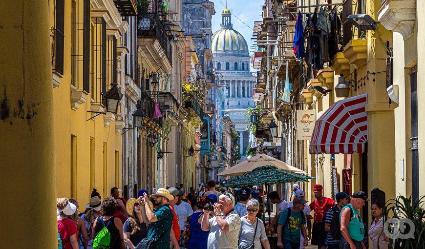 Vista de la calle Teniente Rey, en La Habana Vieja. Hasta el momento los turistas seguían llegando al país y paseando por nuestras calles. Foto: Sadiel Mederos..