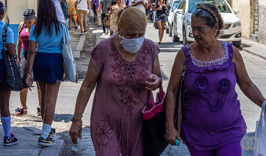Ancianas en la calle Teniente Rey, La Habana Vieja, con mascarillas. Foto: Sadiel Mederos